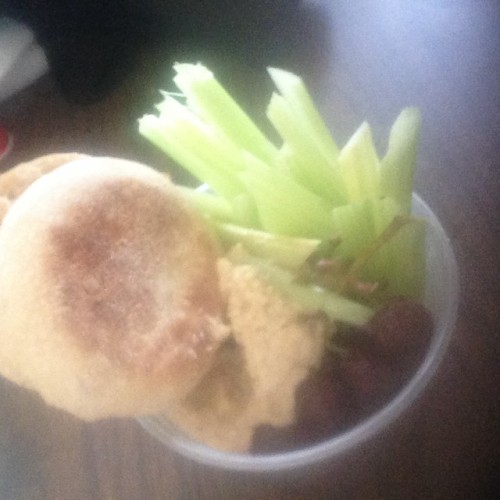 <p>Homemade hmus, grapes, celery and Thomas English muffin #breakfast #model #personaltrainer #fitness #crystalo #bodywhispernyc #nutrition</p>