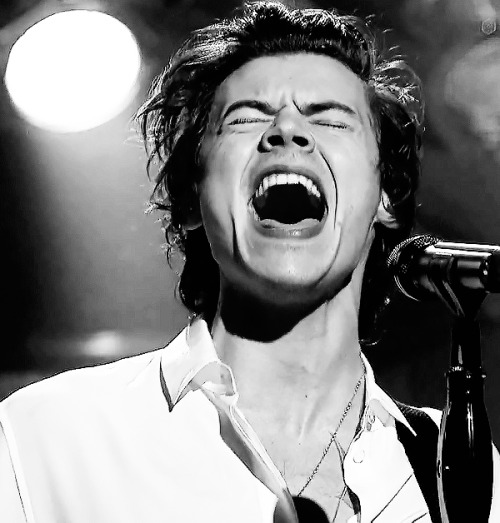 tmlnsn:Harry Styles performing on SNL