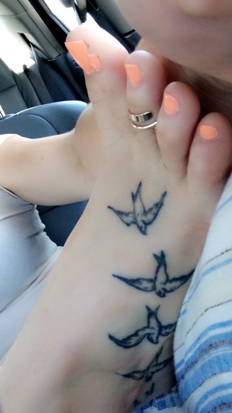 golde-slave:  That’s it jerk off you betas to my sexy feet 🦶🏼 but you better not cum, I’ll lock 🔐 you in your cage!