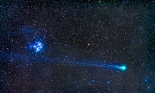 the-wolf-and-moon:Comet Lovejoy and The Pleiades