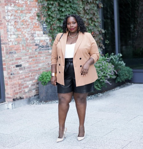 Leather Shorts For Plus Size girls https://stylishcurves.com/how-to-style-plus-size-leather-shorts/