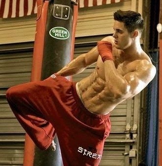 elispiritweaver:  Hot Dudes: http://elispiritweaver.tumblr.com