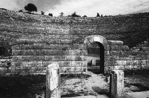 mortisia:Dodona (Doric Greek: Δωδώνᾱ, Dōdṓnā, Ionic and Attic Greek: Δωδώνη, Dōdṓnē) in Epirus in no