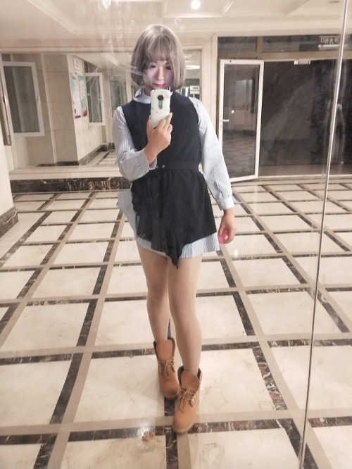 Show my leg for my fans.