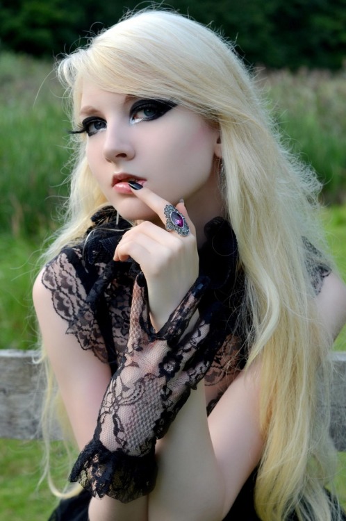 primary-elements:  Maria Amanda.