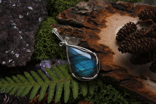 90377:Sterling silver wire wrapped pendants are now available at Sedna 90377.