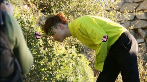 jonginssoo:  kyungsoo could smell sesame so he disrupted the photoshoot just to find it (x) 