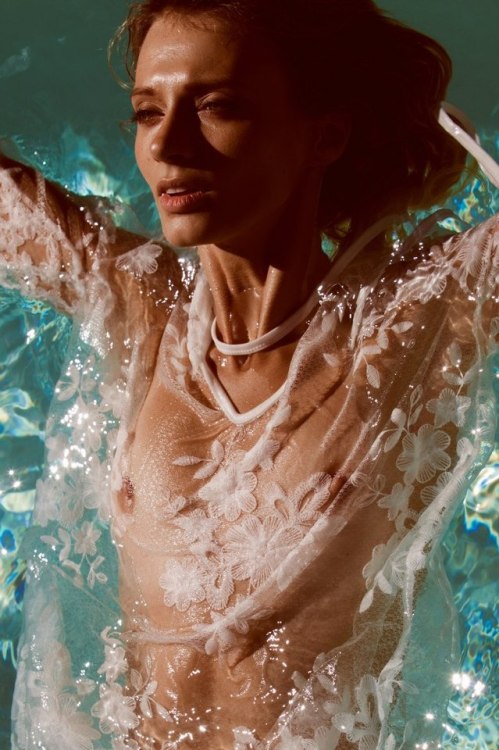 https://amazinggirlsphotos.tumblr.com/post/158977852657
