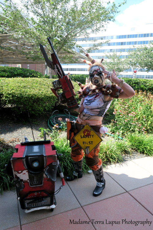 Genderbent Nine-Toes and Bandit Claptrap from BorderlandsCostume made by mePhotography by Madame Ter