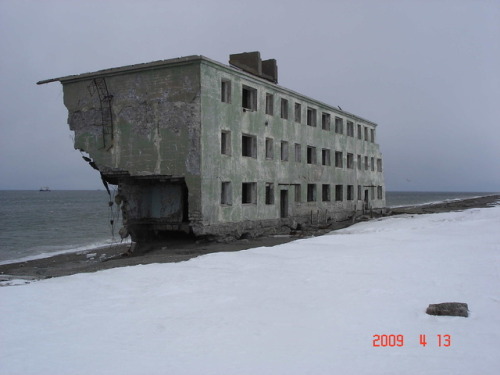 abandonedandurbex:  Abandoned apartment complex on the beach in Russian Kamchatka [1280x960] Source: