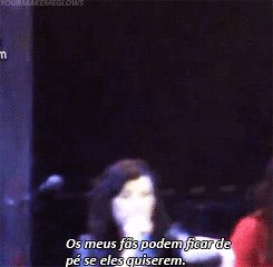 yourmakemeglows:  Demi dando esporro no segurança. 