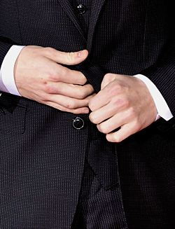 moonysoftt - onewrogue - Just because I love Tom’s hands so badly....