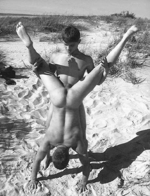 vintagemusclemen:  Look closely for some intimate detail.