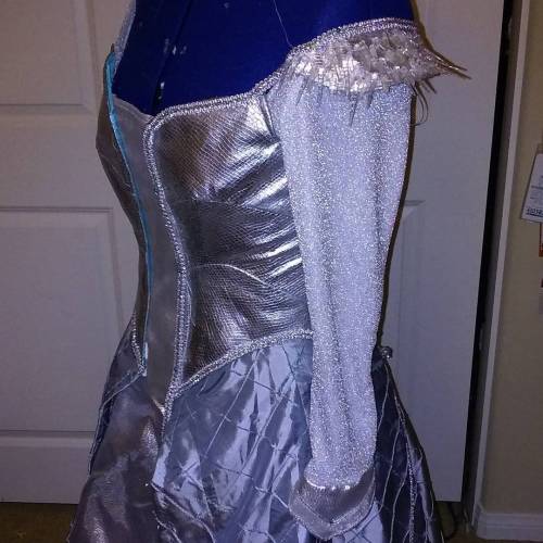 hustleandbustlecosplay:I hope you guys are ready for me to give the….cold…shoulder with this dress. 