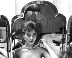 sparklejamesysparkle:  Sophia Loren prepares