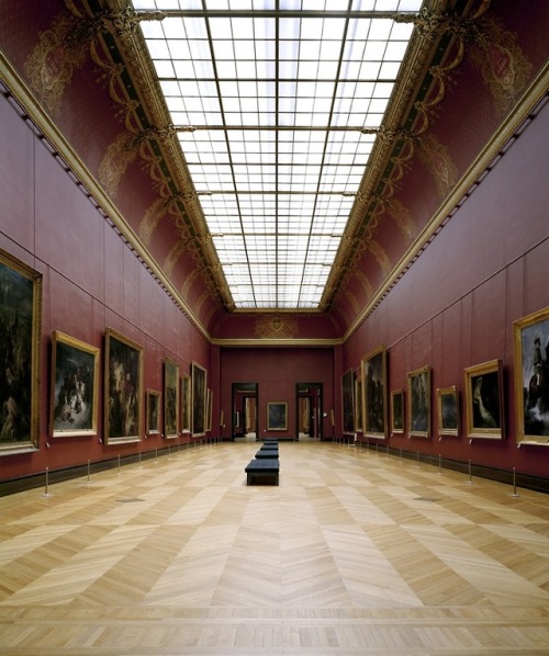 poeticasvisuais:Musée du Louvre, Paris, 2005Photo by Candida HöferMore related posts: Candida Höfer 