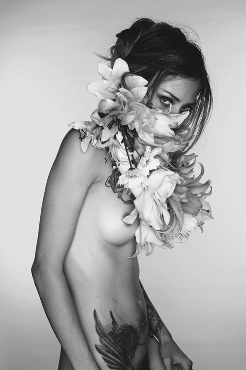 thehottesthere:  http://www.thehottesthere.com/ 