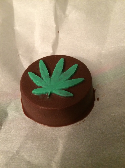 thebongwholived:  My babe made chocolate covered Oreos, again. But this time they’re 75 mg.☠️