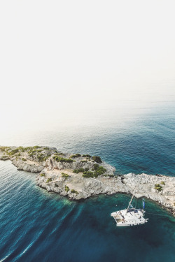 avenuesofinspiration:  Sailing in Paradise | Source © | AOI  