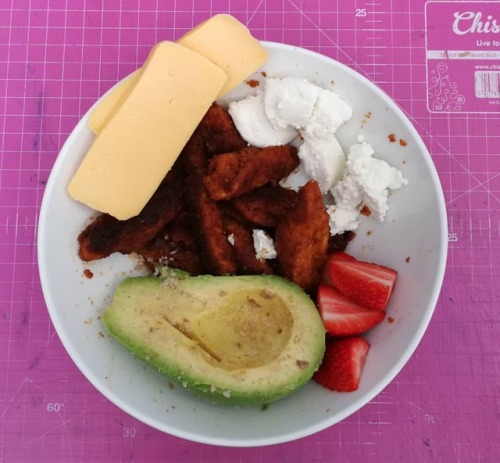 alittlebitofketo: Lunch at my desk. Chicken strips, avo, cheese and strawberries. #sugarfree #lowcar