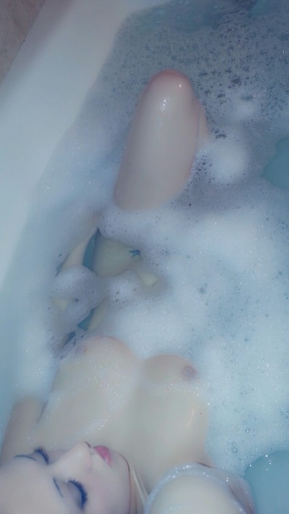 sweetsouthern88:   ♥ bath time  porn pictures