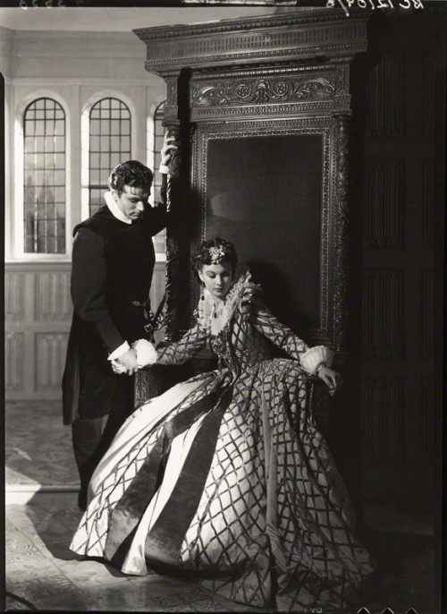 blanchefordubois:Vivien Leigh and Laurence Olivier in “Fire Over England” (1937). Photos