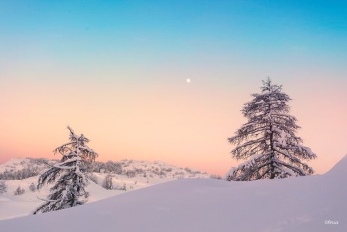 drxgonfly:Magical sunset winter in Julian Alps mountains (by Levente Fesus)