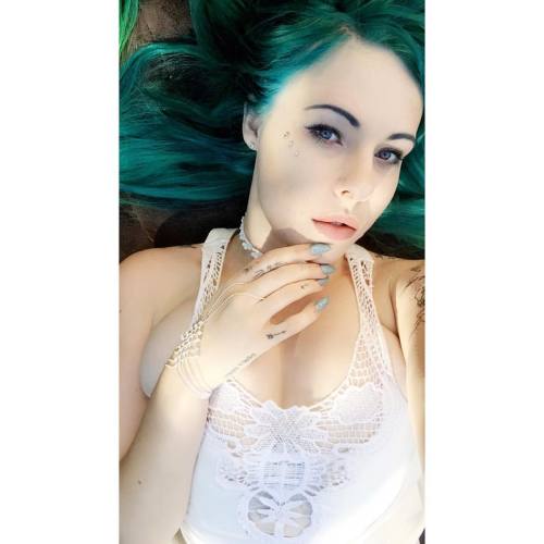 Don’t forget about premium 💚💚💚💚   #babydoll #blueeyes #comfy #dermals #enchantedforest #fanks #greenombrehair #greenhair #grass #lace #model #maccosmetics #nature #nuckletattoos #opi #outsideshows #peace #premium #peircings #sun #stoner