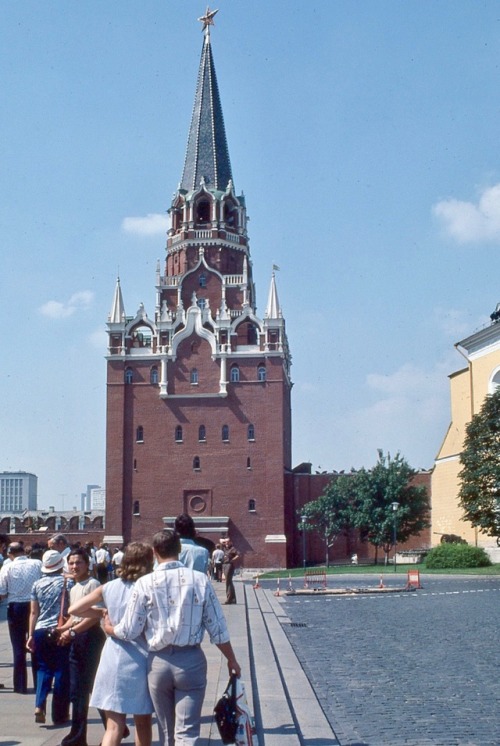 Tour Group Inside the Kremlin, Moscow, 1976. (Экскурсионная группа внутри Кремля, Москва, 1976 Eksku