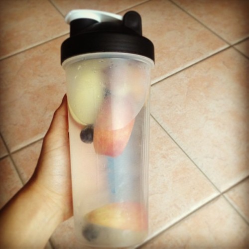 fifikianako: Thanks to @driscollsberry for this idea. I cut up a whole apple and a handful of bluebe