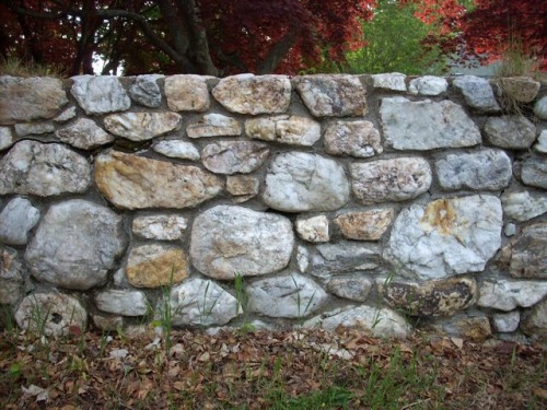 cinoh:Wall in Narragansett, RI composed entirely of quartz boulders and cobbles. These were likely c