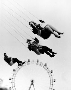 gueule-de-loupviolette:  Henri Wolf-Vienna Ferris Wheel from Orson Welles “The Third Man”, 1957.  