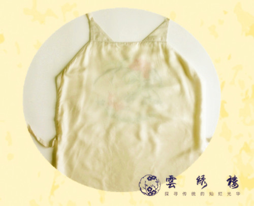纹样：金鱼，荷花，谐音“金玉同贺”。在神话传说中，有天女变鱼，鱼受人精，鱼生人，鱼又变天女，所以“鱼”有女性的象征，反应古代的生殖崇拜以及对吉祥丰收的的