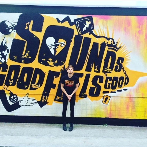 5soshqgallery: the boys with the Sounds Good Feels Good art work! ♡