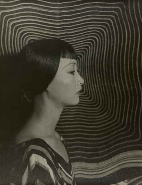 twixnmix:  Anna May Wong photographed by Carl Van Vechten on September 22, 1935.