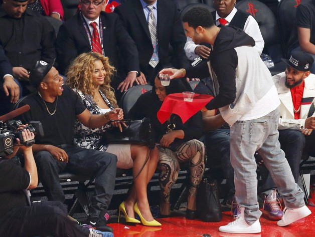 aintnojigga:   Gentleman Drake serving drinks to Jay-Z and Beyonce courtside at the