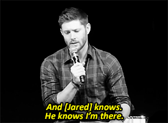 sammyhale:A fan thanks Jensen for being at the convention, especially when Jared is not feeling well