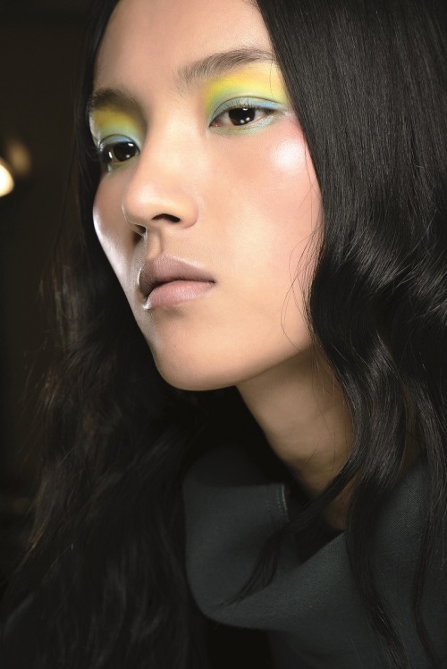 makeupbox:  M.A.C. Spring Summer 2016 Makeup Trends and a quick interview with Senior Artist Louise ZizzoHere are a few of my absolute favorite MAC makeup looks from the S/S2016 runways, if you’re looking for ideas to jazz up your makeup this season.