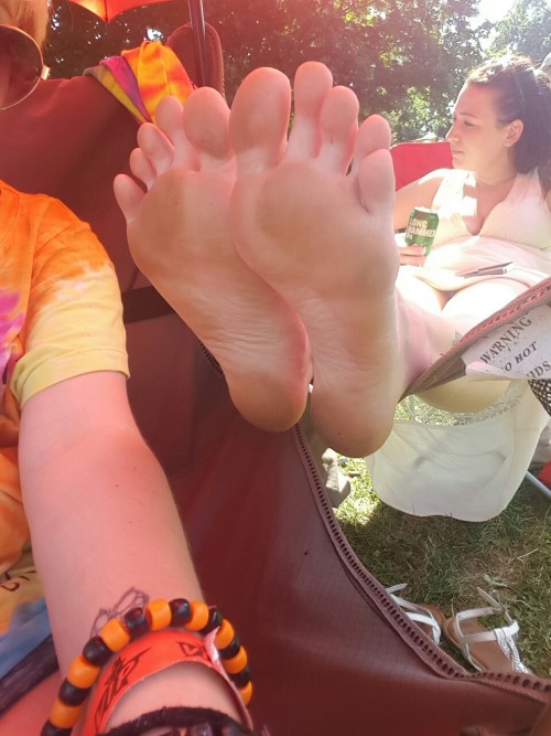 hopelessanduselessromanticc: Sisters feet~