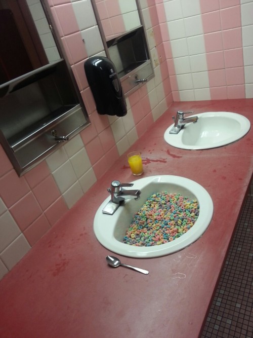 teen-heat:   so i walked into the girls bathroom at my school and 