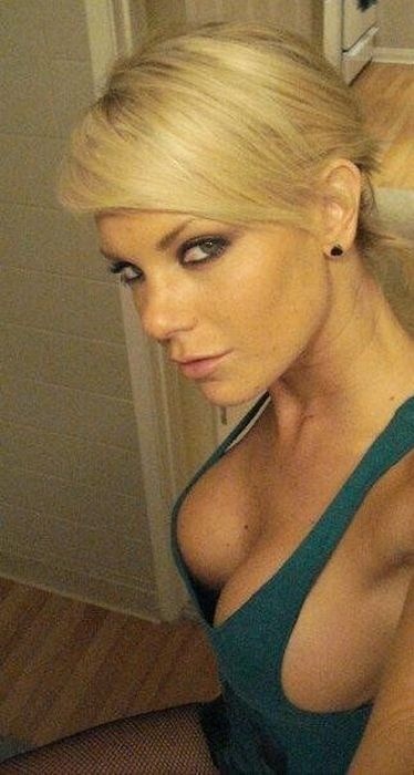 sexyselfiegirl:  Sexy selfshot , follow us here for more pics : http://sexyselfiegirl.tumblr.com/ 