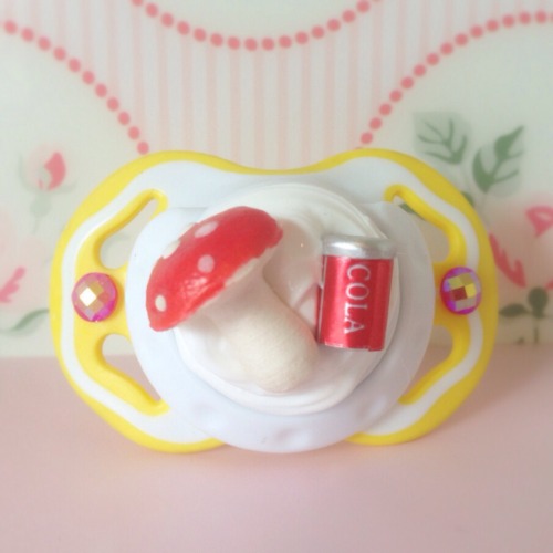 pottycakes:  I made some new Deco Pacifiers!! head over to Etsy.com/shop/PottyCakesPottyCakes to pick one up :3