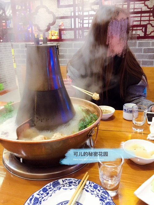 yinqi123: 天气好冷 新买的开裆裤第一次穿出门 外加带着跳蛋 刚出门淫水就已经止不住的流 吃火锅的时候腿一直分开着 上菜的小哥好像看到了 总在我身边转来转去 好想勾引他到厕所 让主人和他一起干