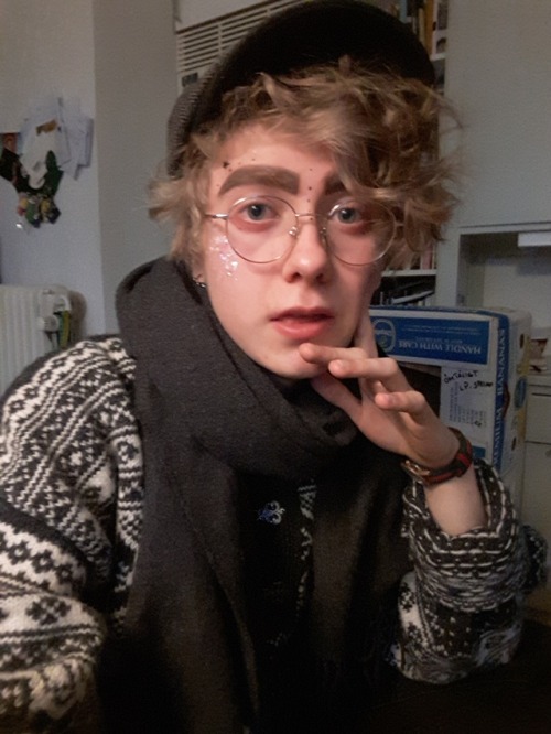 edmunddcorcoran:six selfies of 2017 !darling @meredithdardene tagged me so hello here i am :–) reblo