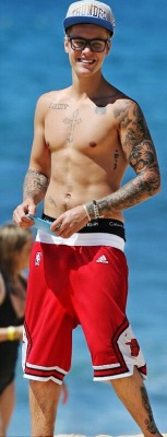 meyecandie:  Justin Bieber sexy shirtless and bulging