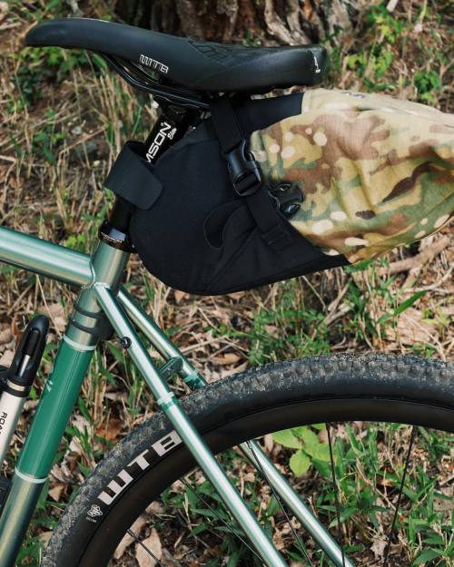 keisukeohashi: #konarove #konabikes #PorcelainRocket #WTB #Seatpack