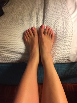 luvhertoes:  They are a sexy spread of toes.  More please