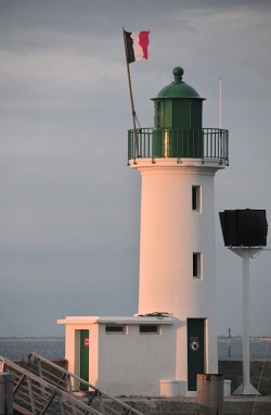 worldoflighthouses:  La Flotte Harbour Entrance Light, La Flotte, Île de Ré, Charente-Maritime, France — Photographer: Pierre Lannoy. License: Creative Commons Attribution-NonCommercial-ShareAlike 2.0 Generic