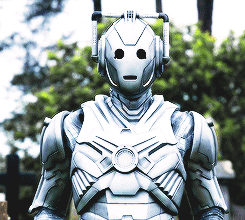 coruscant-sky:People keep saluting, I’m never gonna salute back.