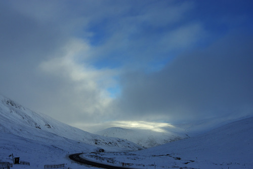 Glen Shee looking bright and snowy this morning. ^_^